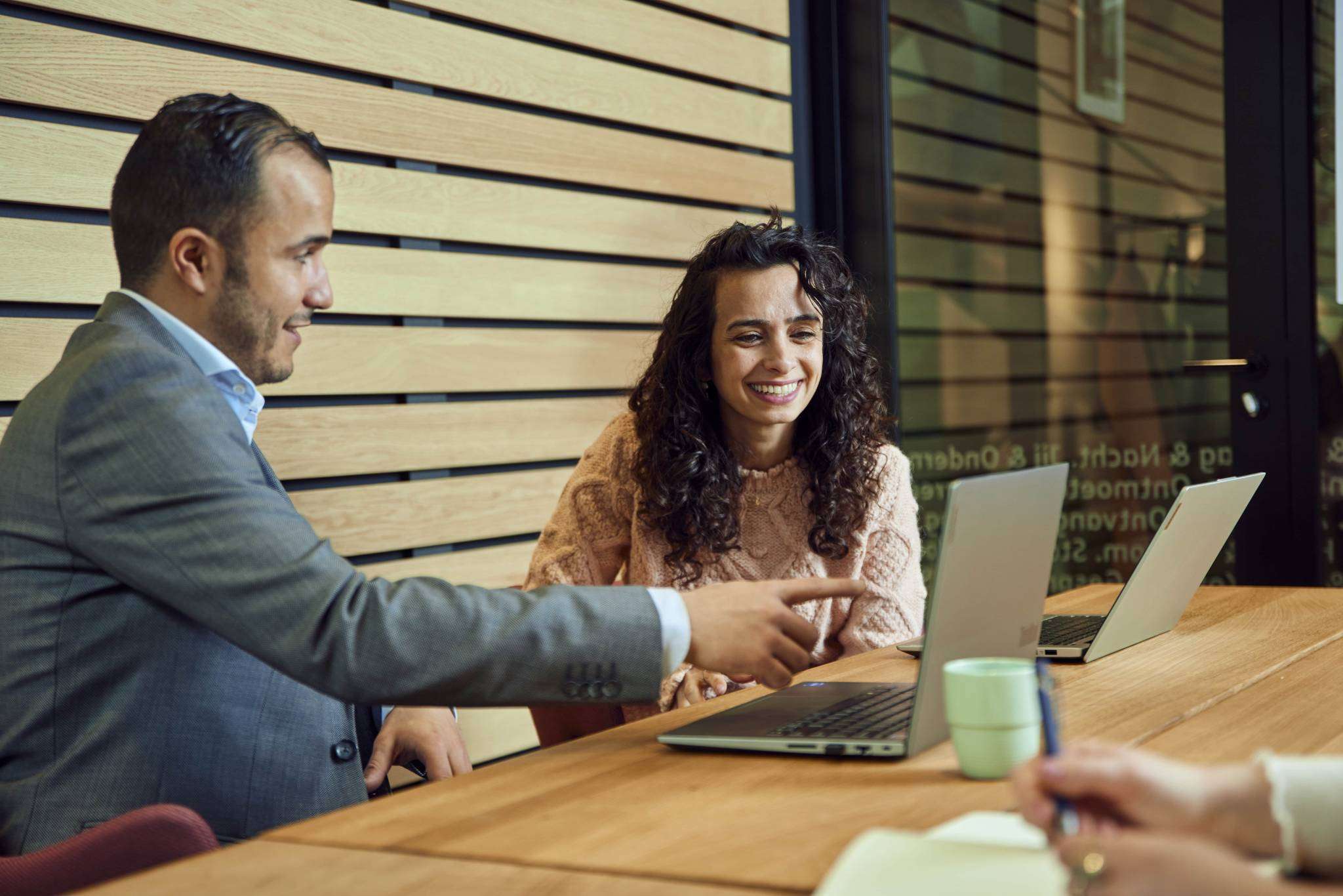Collega's kijken aandachtig naar laptop.