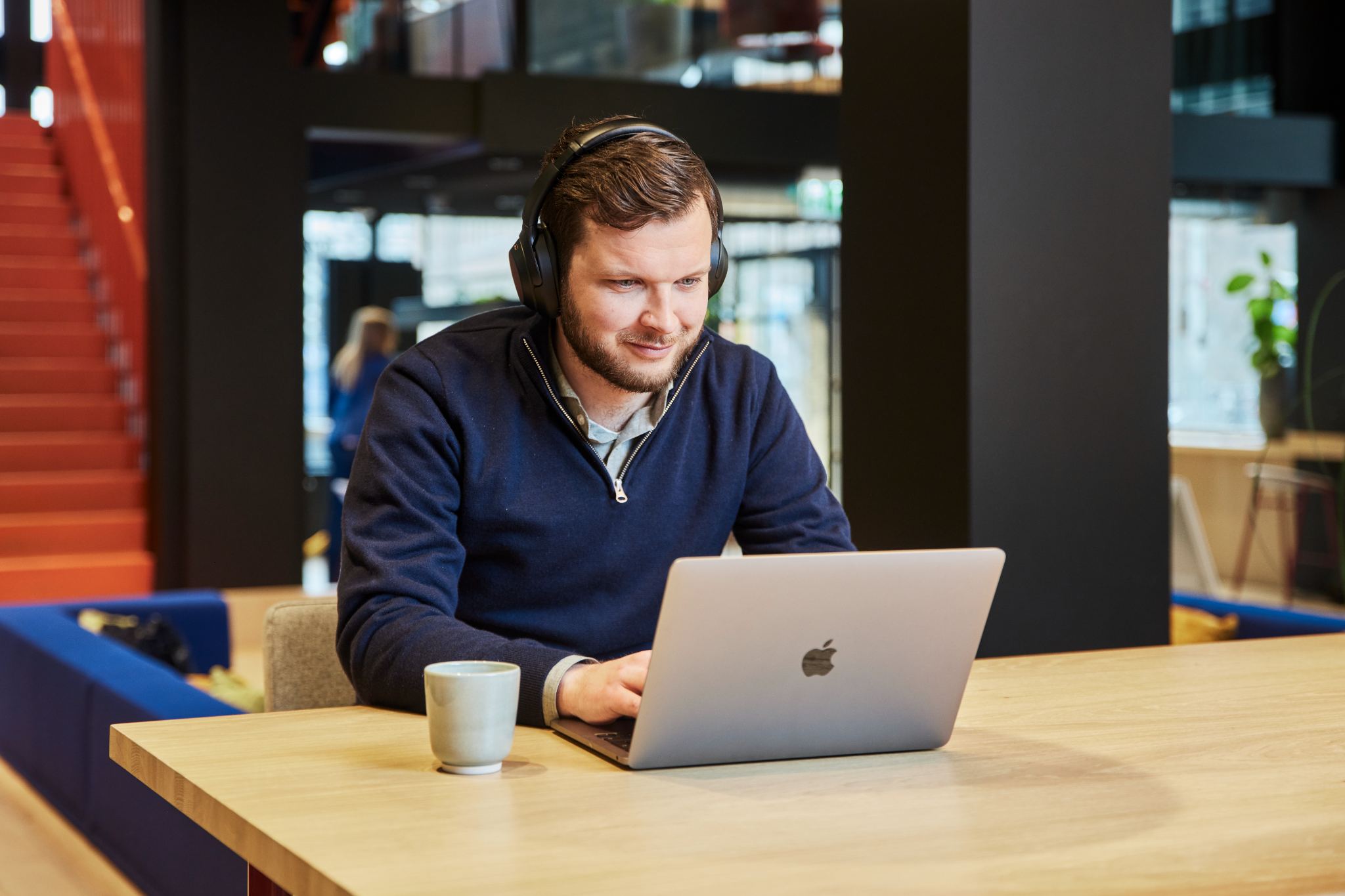 Werkende man achter laptop.