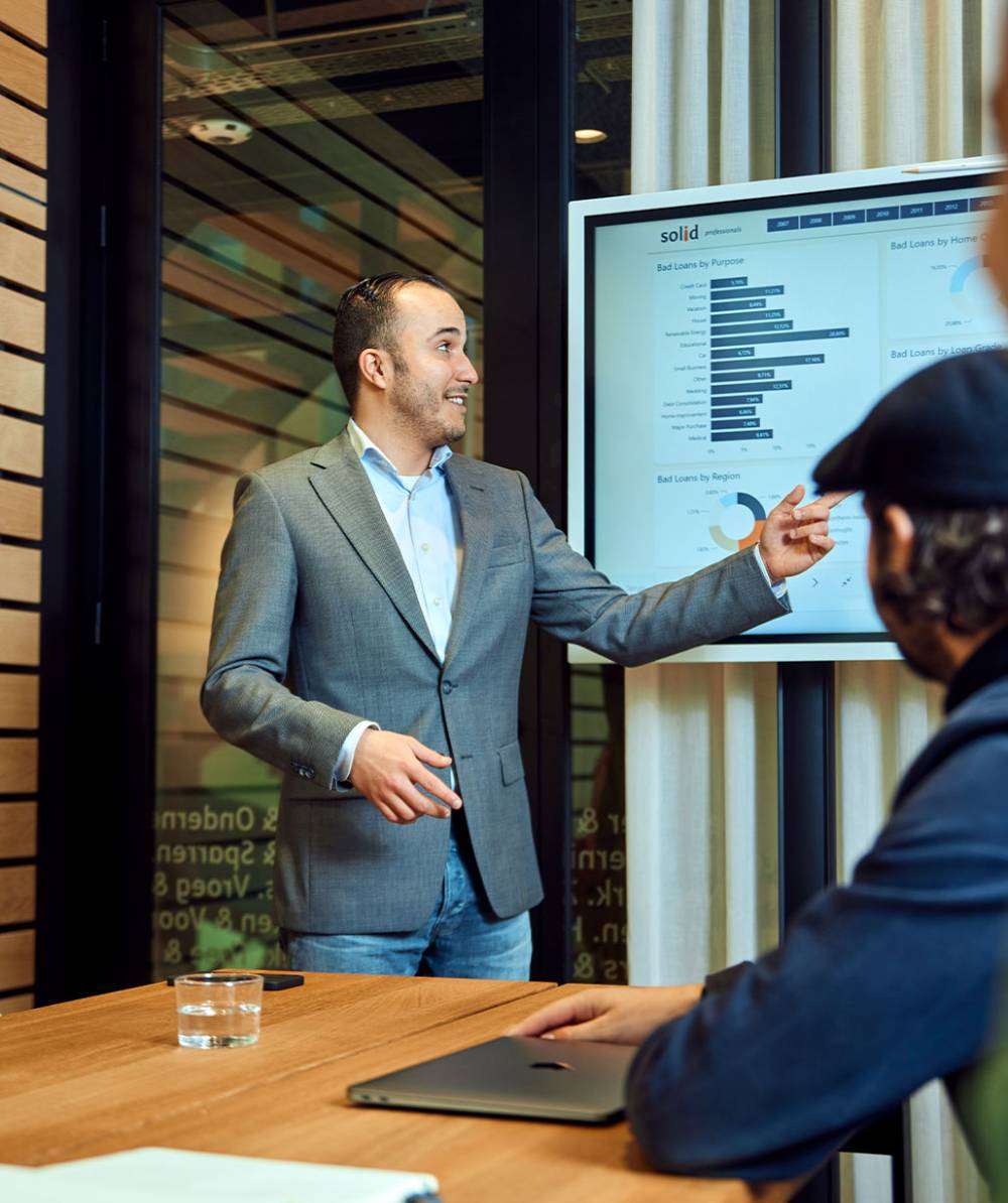 Man presenteert bij vergadering.